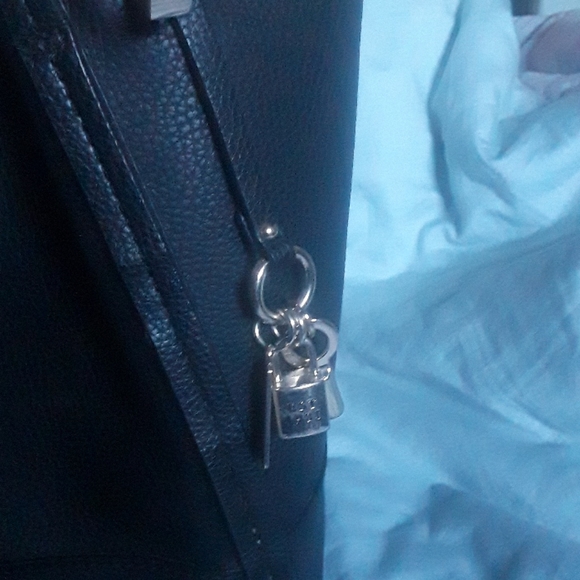 👜 Guess Tote Purse - Picture 2 of 4